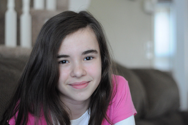 Chica adolescente con una expresión facial segura
 - Foto, Imagen