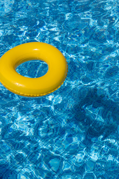 Galleggiante piscina gialla, anello piscina in piscina rinfrescante blu profondo
 - Foto, immagini