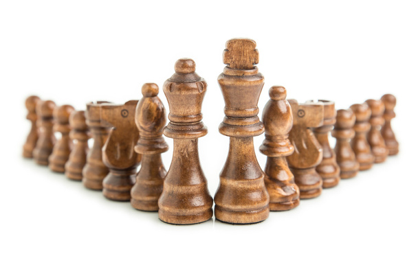 Дерев'яні шахові фігури вирівняні ізольовані на білому тлі
 - Фото, зображення