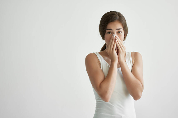 kobieta wyciera nos chusteczką alergię katar problemy ze zdrowiem nosa - Zdjęcie, obraz