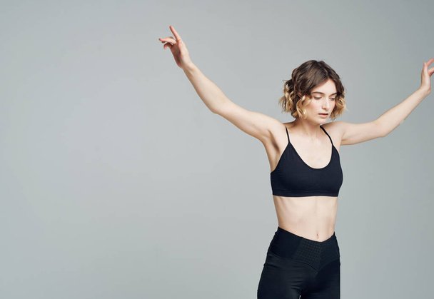 Frau in Sportuniform Yoga Balance Fitness schlanke Figur - Foto, Bild