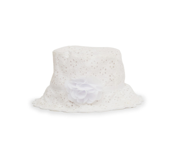λευκό καπέλο με λουλούδι σε άσπρο φόντο  - Φωτογραφία, εικόνα