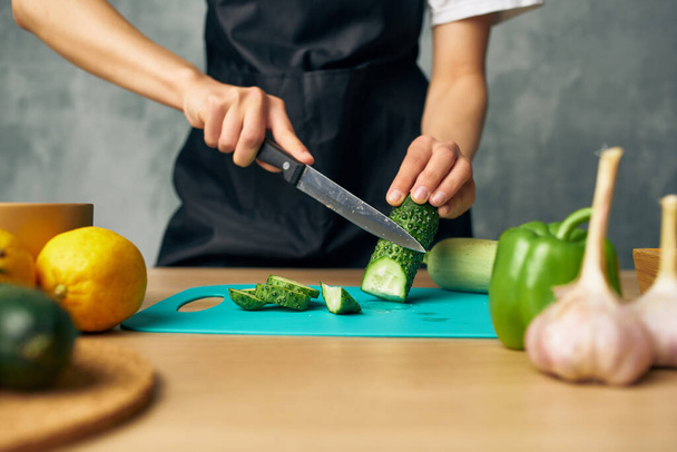 nő a konyhában vágás zöldség saláta - Fotó, kép