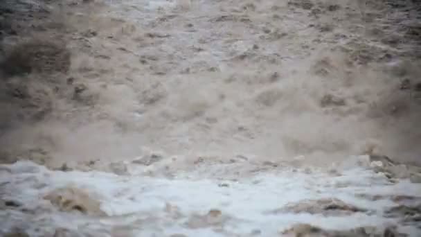 Rivière inondée à écoulement rapide après la tempête de pluie, États-Unis
 - Séquence, vidéo