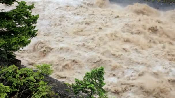 Río inundado que fluye rápidamente después de la tormenta de lluvia, EE.UU.
 - Metraje, vídeo