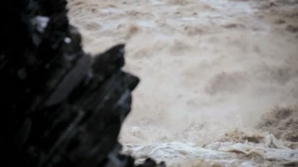 schnell fließender überfluteter Fluss nach Regensturm, USA - Filmmaterial, Video