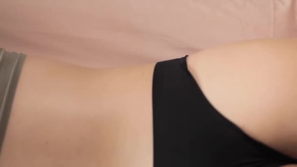 Masseurin bei einer Anti-Cellulite-Massage auf dem Oberschenkel einer Frau. Maderotherapie. Wellness-Behandlungen, Gesundheit, Schönheit, Ernährung. Nahaufnahme der Schenkel des Kunden und der Hände des Masseurs - Filmmaterial, Video
