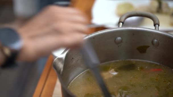 Ázsiai nő kezét hozza a levest egy kis tál mellé. - Felvétel, videó