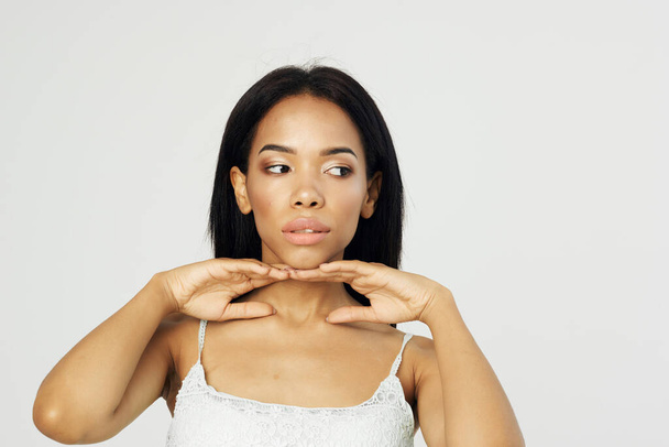 vrouw afrikaanse verschijning mode make-up poseren gezicht closeup - Foto, afbeelding