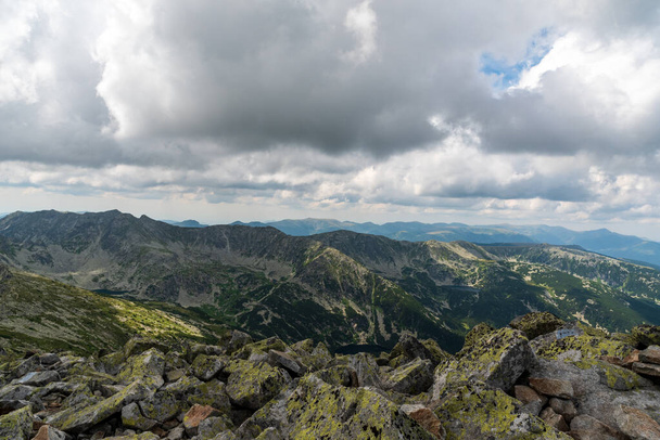Вид с вершины горы Варфул Ретезат в горах Ретезат в Румынии - Фото, изображение