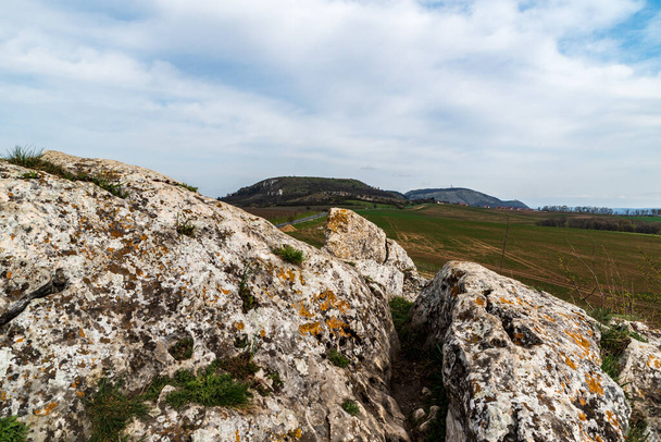 Palava bergen met Devin en Stlova hora heuvels en ruïnes van Sirotci hradek en Divci hrad kasteel van Kocici skala heuvel in Tsjechië - Foto, afbeelding