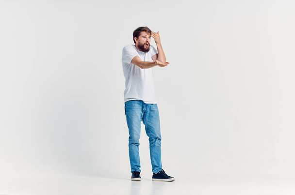 férfi fehér póló mozgás pozitív fény háttér - Fotó, kép