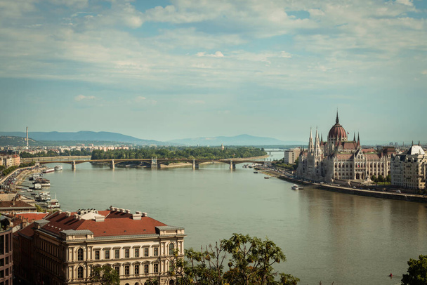 Sightseeing in Budapest, Ungarn an einem sonnigen Sommertag mit Blick auf das ungarische Parlament und die Donau - Foto, Bild