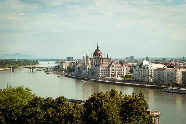Visitar Budapest, Hungría en un soleado día de verano, con vistas al Parlamento húngaro y al río Danubio - Foto, Imagen