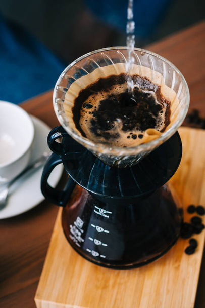 Alternative coffee brewing method, using pour over dripper and paper filter. - Foto, imagen