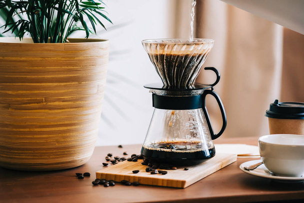 Alternative coffee brewing method, using pour over dripper and paper filter. - Foto, Imagem