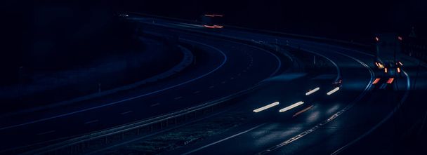 φώτα των κινούμενων αυτοκινήτων τη νύχτα. μεγάλη έκθεση - Φωτογραφία, εικόνα