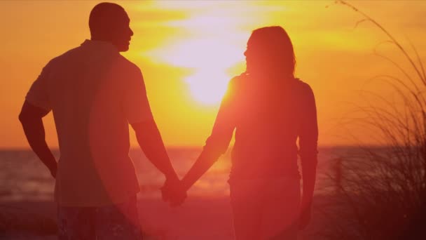 Paar hält Händchen und beobachtet Sonnenuntergang - Filmmaterial, Video