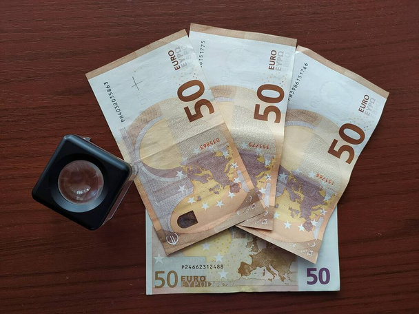 Латвія, Рига. Євро гроші на столі.. - Фото, зображення