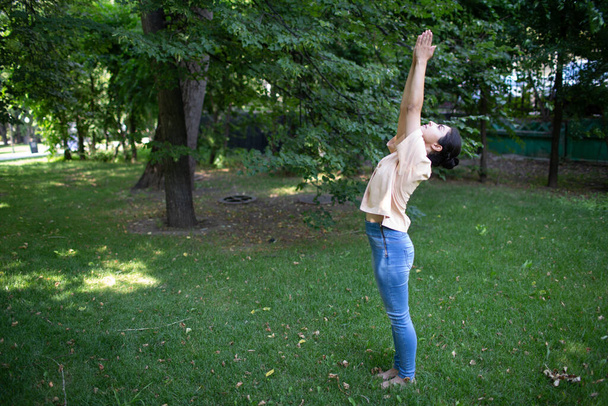 Mujer india haciendo yoga en el parque de verano al aire libre - Foto, imagen