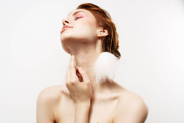 красивая женщина голые плечи яркий макияж крупным планом гламур - Фото, изображение
