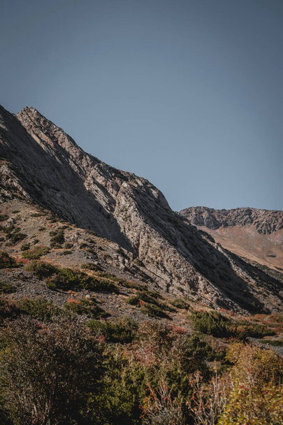 осінні гірські пейзажі вдень в теплих тонах
 - Фото, зображення