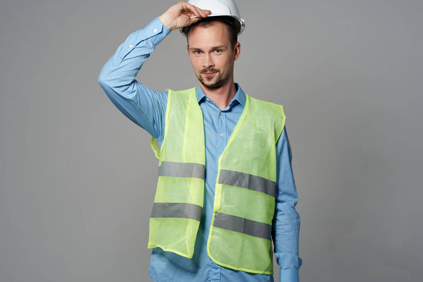 άνδρας με λευκό κράνος προστασία Εργατικό επάγγελμα απομονωμένο υπόβαθρο - Φωτογραφία, εικόνα