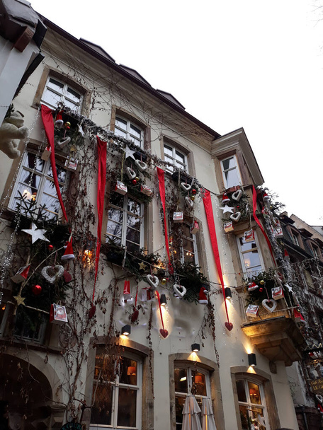 bâtiment orné de rubans, coffrets cadeaux, cœurs dans une ville pour Noël - Photo, image