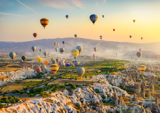 Hot air balloons at sunrise - Foto, afbeelding