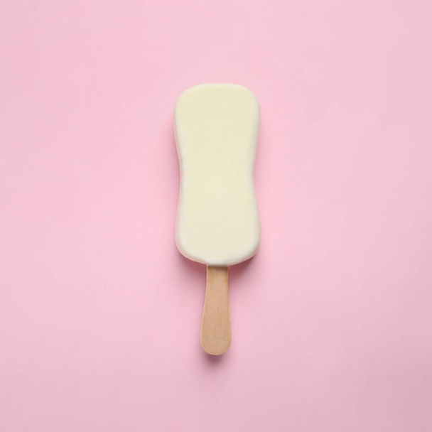 Ice cream with glaze on pink background, top view - Foto, afbeelding
