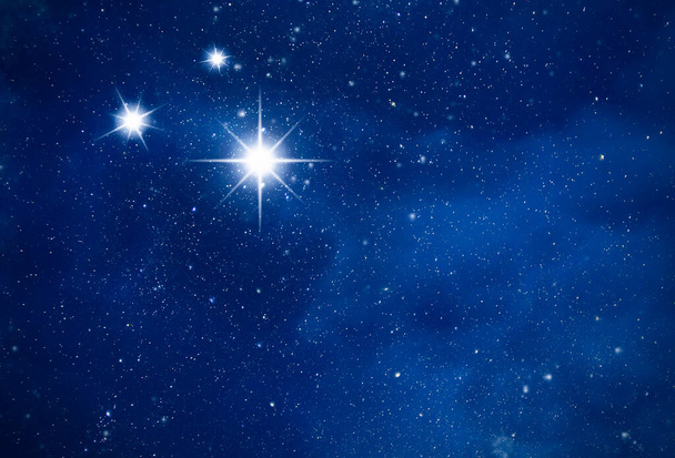 Cielo estrellado nocturno. Brillante Polaris en el espacio profundo, constelación en el cielo oscuro como fondo - Foto, imagen