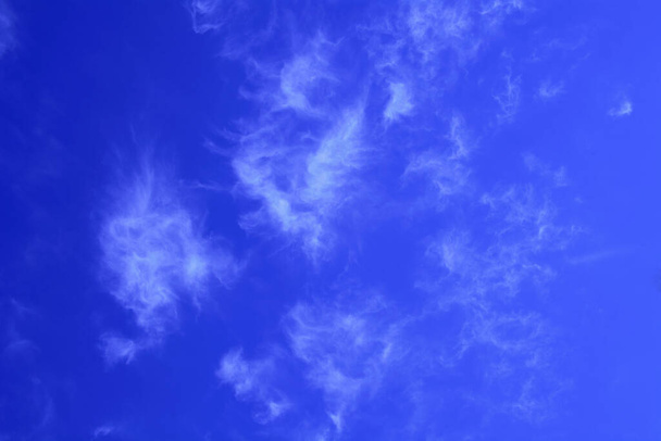 青い空の美しい空の大きな雲 - 写真・画像
