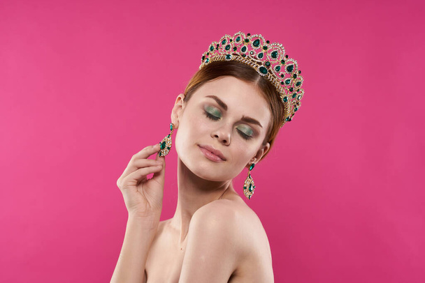 Porträt einer Frau Luxus nackten Schultern Kosmetik Mode Spaß isoliert Hintergrund - Foto, Bild