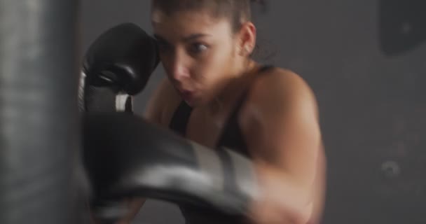 une fille boxe dans la salle de gym - Séquence, vidéo