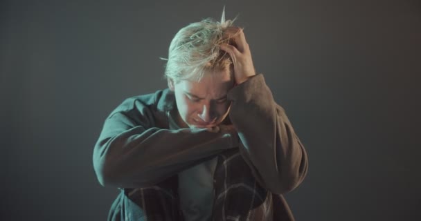 Mladý blondýnka chlapec těžce dýchá, zatímco pláče tak tvrdě, Deprese koncept - Záběry, video