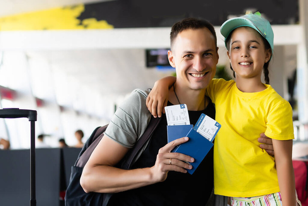 Heyecanlı küçük kız uzun bir bekleyişin ardından babasıyla birlikte havaalanında. - Fotoğraf, Görsel