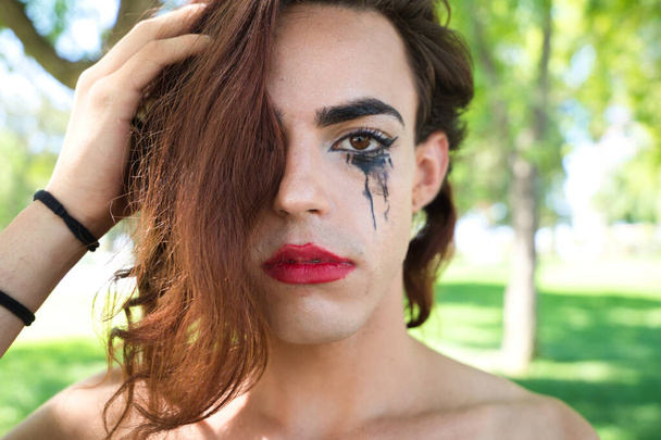 giovane donna latina e transessuale vestita in lingerie nera. La donna posa per la telecamera con il mascara sbavato dal pianto a causa della discriminazione. Concetto diversità, transgender, omofobia - Foto, immagini