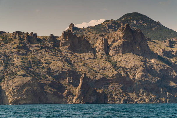 A Krím Köztársaság. 2021. július 21. Ivan, a rabló szikla a Kara-Dag hegy lábánál, Koktebel város közelében. - Fotó, kép