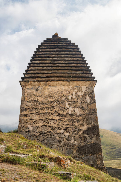 De Stad van de Doden is een begraafplaats van voorouders in de Kaukasus in speciale crypten met twee en vier daken. - Foto, afbeelding