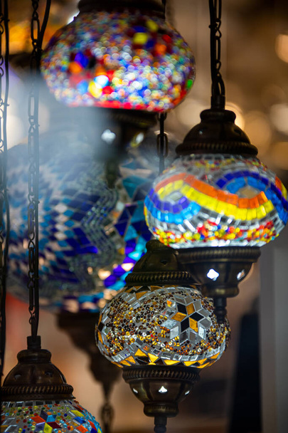 close-up van kleurrijke lantaarns hangend - Foto, afbeelding
