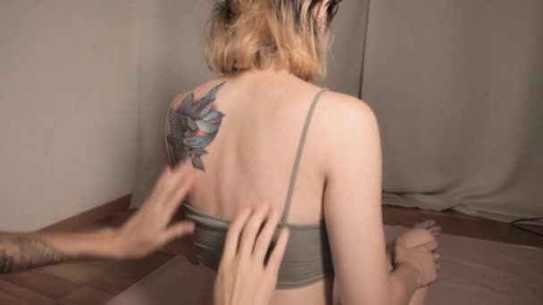 Een mooie vrouw op haar rug op een plank met spijkers. Therapie door pijn is de acceptatie ervan. Extreme yoga van ontspanning en zelfontwikkeling  - Video