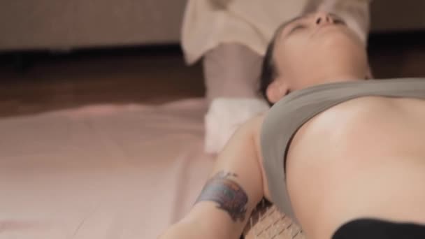 Μια όμορφη γυναίκα ξαπλωμένη στην πλάτη της σε μια σανίδα με καρφιά. Η θεραπεία μέσω του πόνου είναι η αποδοχή της. Ακραία γιόγκα χαλάρωσης και αυτο-ανάπτυξης  - Πλάνα, βίντεο