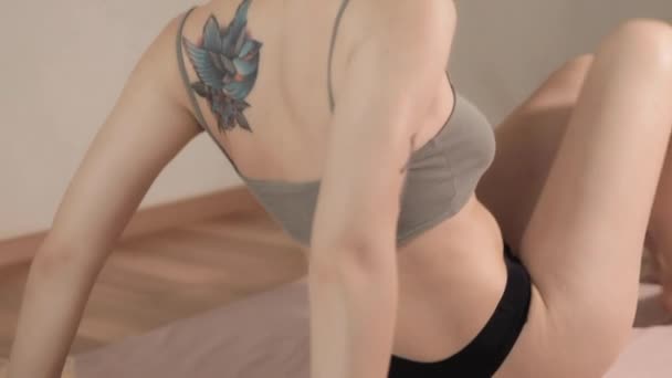 Een mooie vrouw op haar rug op een plank met spijkers. Therapie door pijn is de acceptatie ervan. Extreme yoga van ontspanning en zelfontwikkeling  - Video