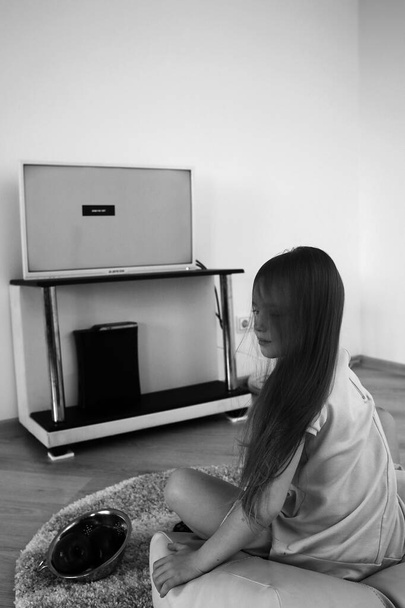 Fiatal lány játék konzol a Tv előtt - Fotó, kép