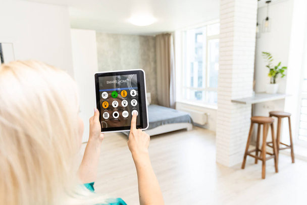 Žena doma pomocí chytré obrazovky, domácí automatizace - Fotografie, Obrázek