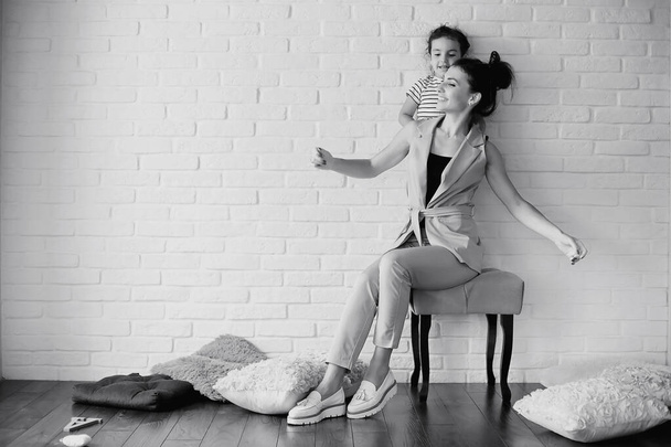 Belle jeune famille avec des filles lors d'une séance photo dans un studio blanc - Photo, image