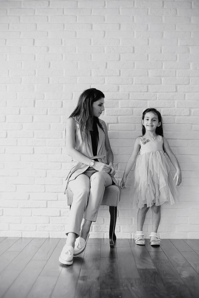 Bela família jovem com filhas em uma sessão de fotos em um estúdio branco - Foto, Imagem