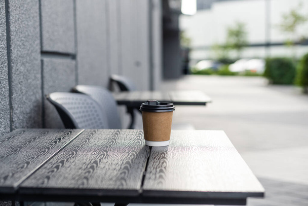 дві чашки гарячого шоколаду або кави на столі в кафе, крупним планом
 - Фото, зображення