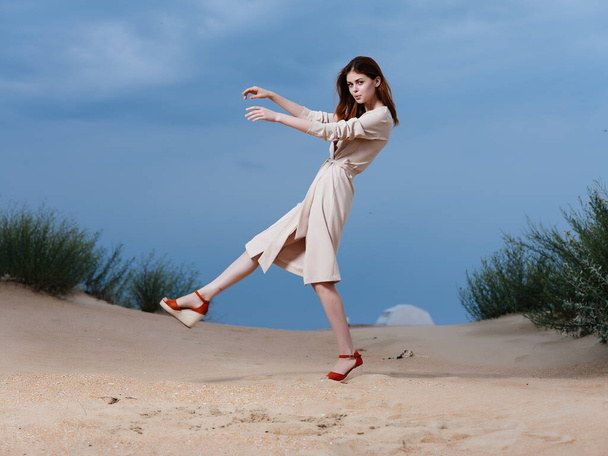 mooie vrouw lopen langs het strand zand tropen lifestyle mode - Foto, afbeelding