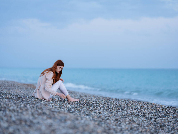 woman sitting on the shore beach ocean landscape fresh air - Φωτογραφία, εικόνα